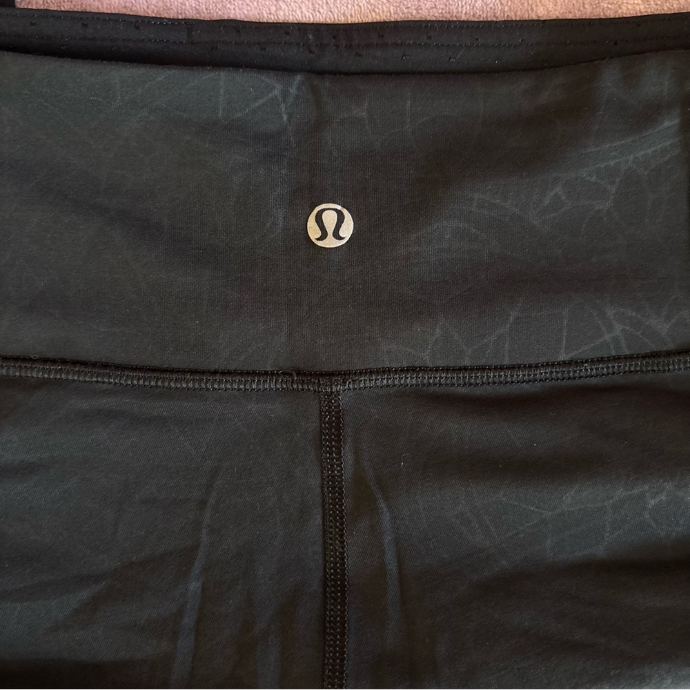 Lululemon Black Tonal Pattern Mesh Panel Crop Leggings Size 8 Activewear - Picture 4 of 6
